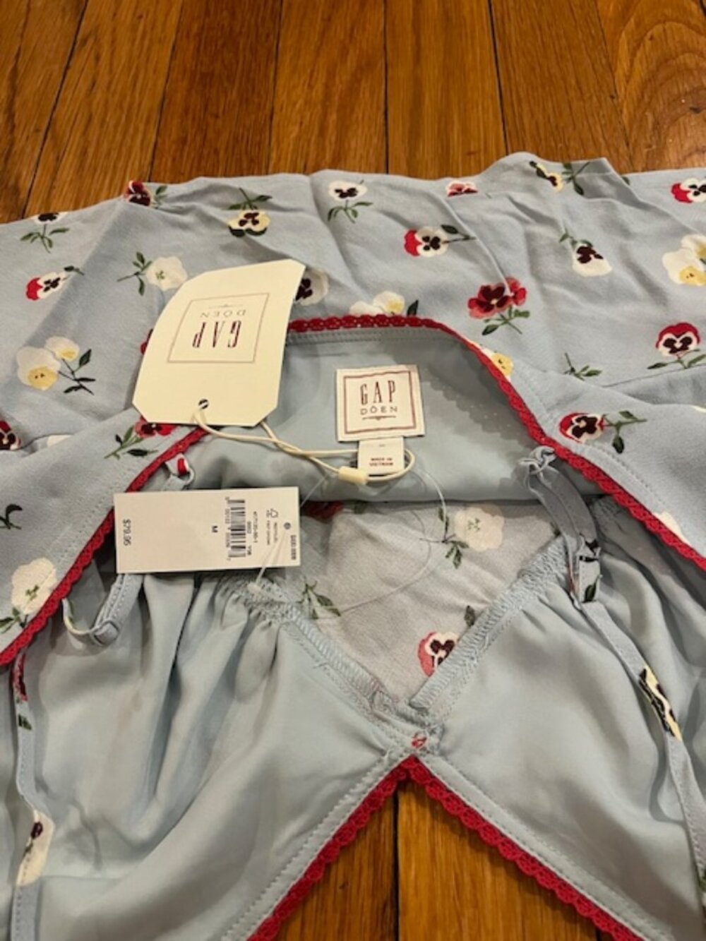 Gap x DÔEN Floral Cropped Cami Tank | Blue Pansy Print Red Trim | Size M | NWT - Picture 5 of 7
